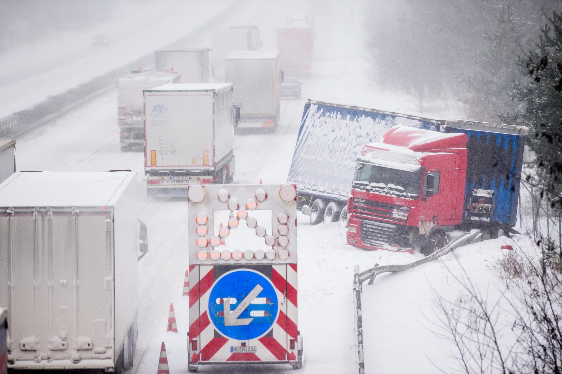 Auch am Dienstag hält die Extremwetterlage in Teilen Deutschlands an. Glatte Straßen und eisige Temperaturen sorgen teilweise für Chaos. Auf der schneebedeckten A2 in Sachsen-Anhalt ist ein Lkw in einen Graben gerutscht.
