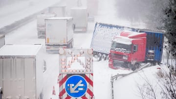 Auch am Dienstag hält die Extremwetterlage in Teilen Deutschlands an. Glatte Straßen und eisige Temperaturen sorgen teilweise für Chaos. Auf der schneebedeckten A2 in Sachsen-Anhalt ist ein Lkw in einen Graben gerutscht.
