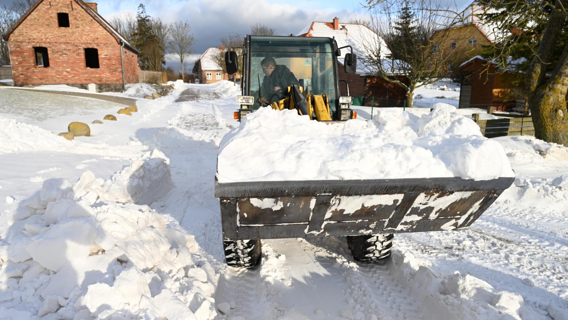 Rügen: Starker Wind sorgt im Norden der Insel für Schneeverwehungen und riesige Schneeberge.