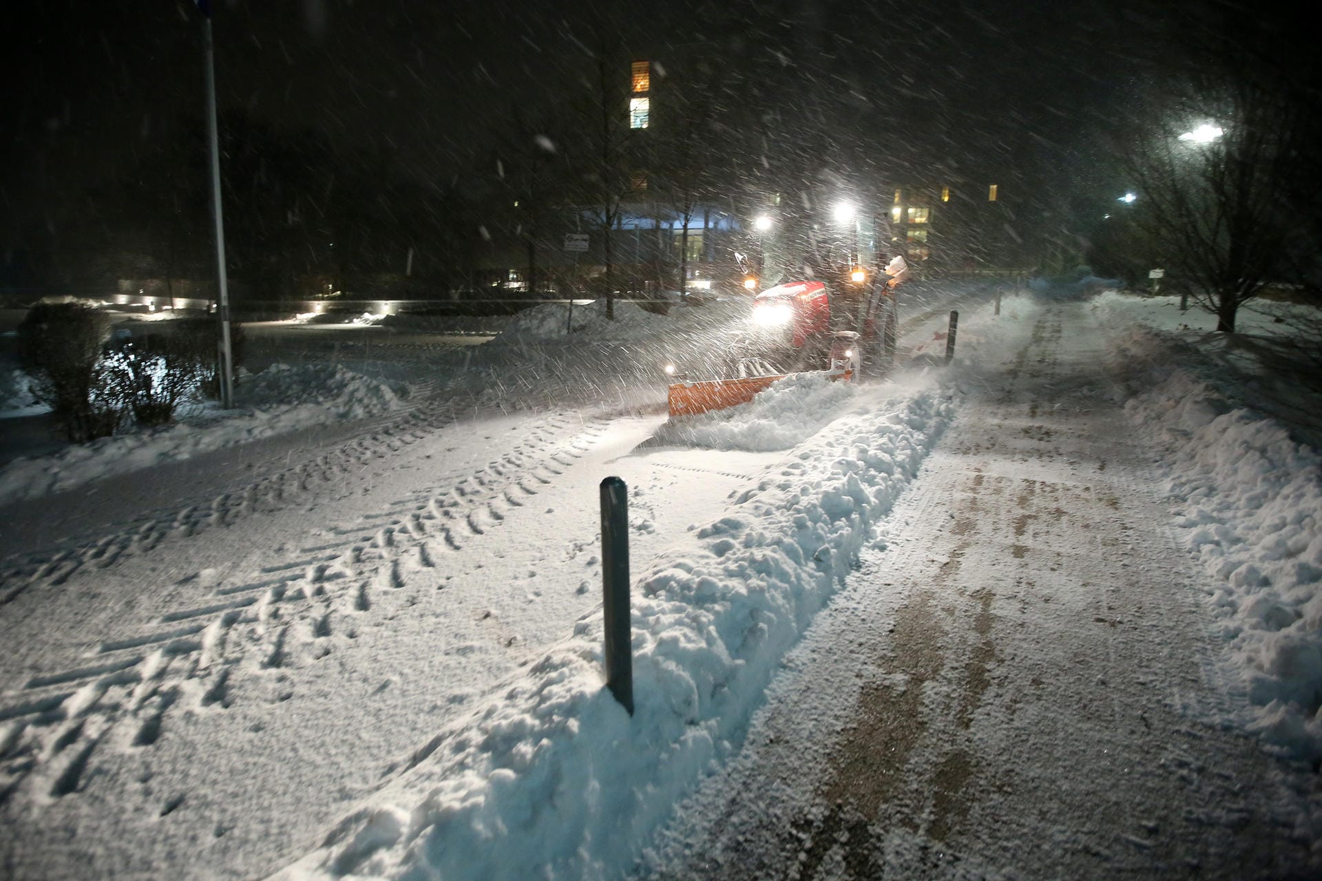 In den betroffenen Regionen arbeitet der Winterdienst auf Hochtouren. Dennoch sind viele Straßen noch nicht geräumt worden.