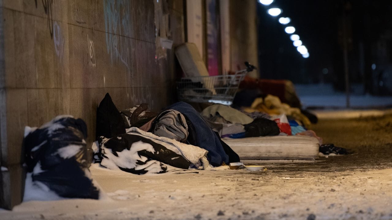 Obdachlose haben bei eisigen Temperaturen und Schnee unter einer Brücke am Bahnhof Zoo in Berlin ihr Lager errichtet und schlafen.