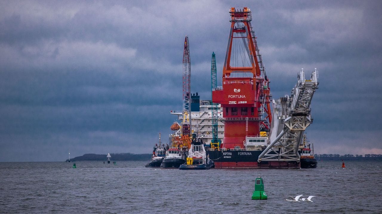 Schlepper ziehen das russische Rohr-Verlegeschiff "Fortuna" aus dem Wismarer Hafen auf die Ostsee. Schlepper ziehen das russische Rohr-Verlegeschiff "Fortuna" aus dem Wismarer Hafen auf die Ostsee.