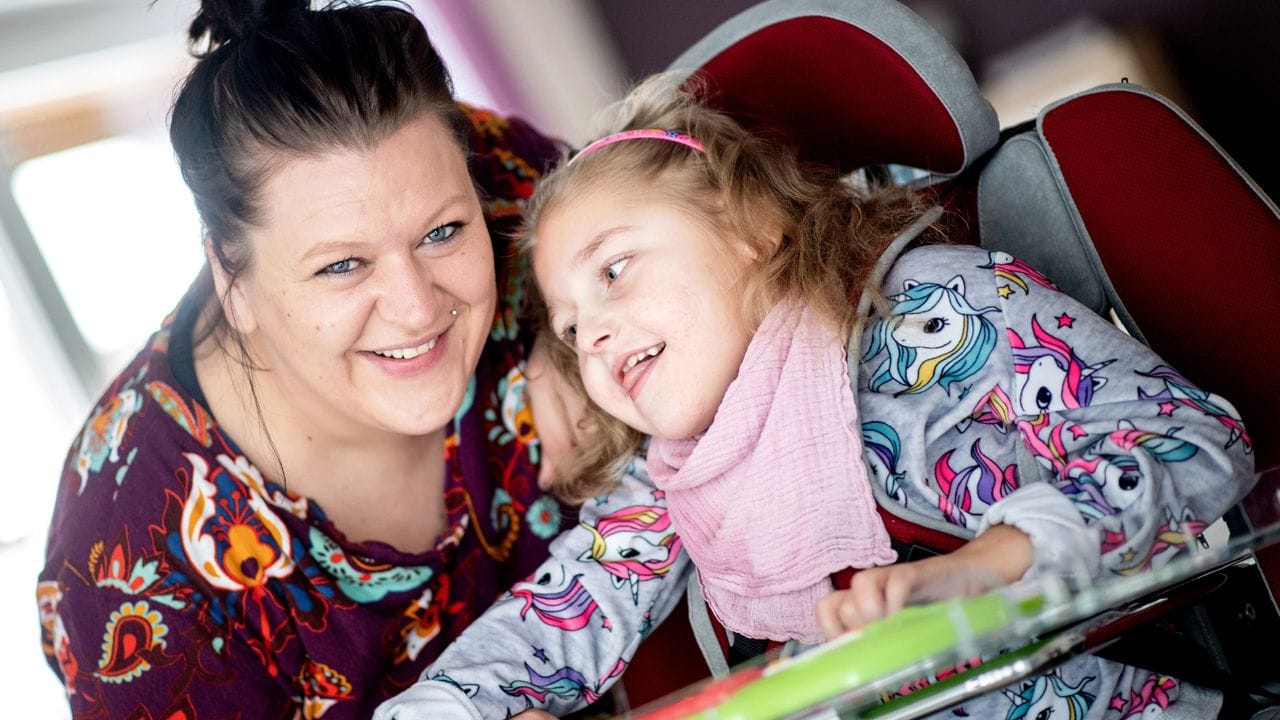 Mutter Katharina Kuhlemann und ihre Tochter Emma.