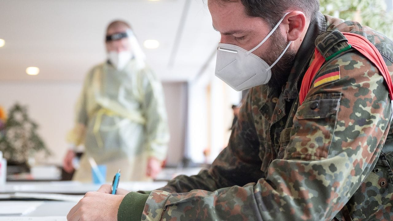 Als einen wichtigen Helfer in der Corona-Krise nehmen viele Menschen aktuell die Bundeswehr wahr.