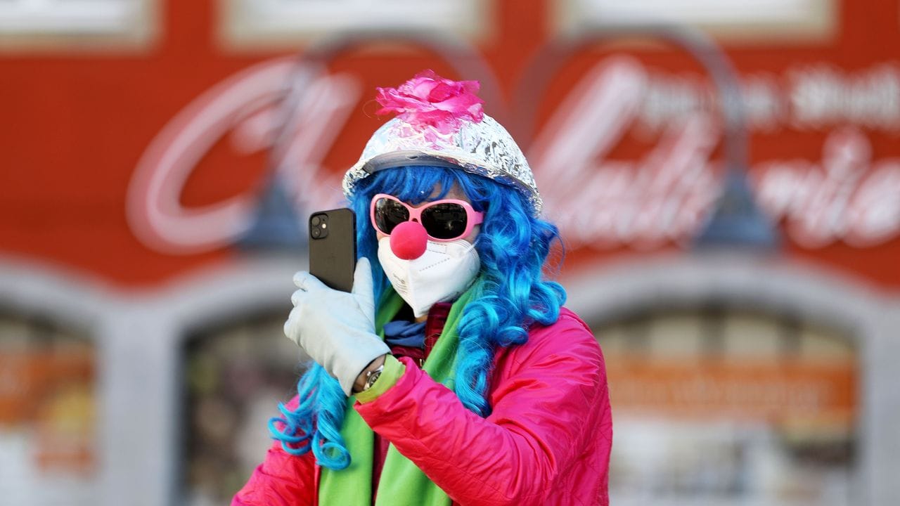 Selfies mit Pappnase: Auch ohne Straßenfastnacht lässt sich eine Karnevalistin mit Aluhut die Stimmung nicht verderben.