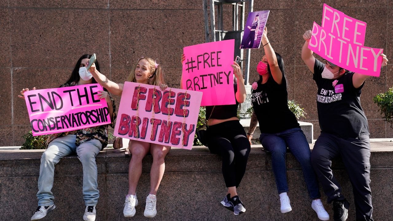 Unterstützerinnen von Britney Spears vor dem Gericht in Los Angeles.