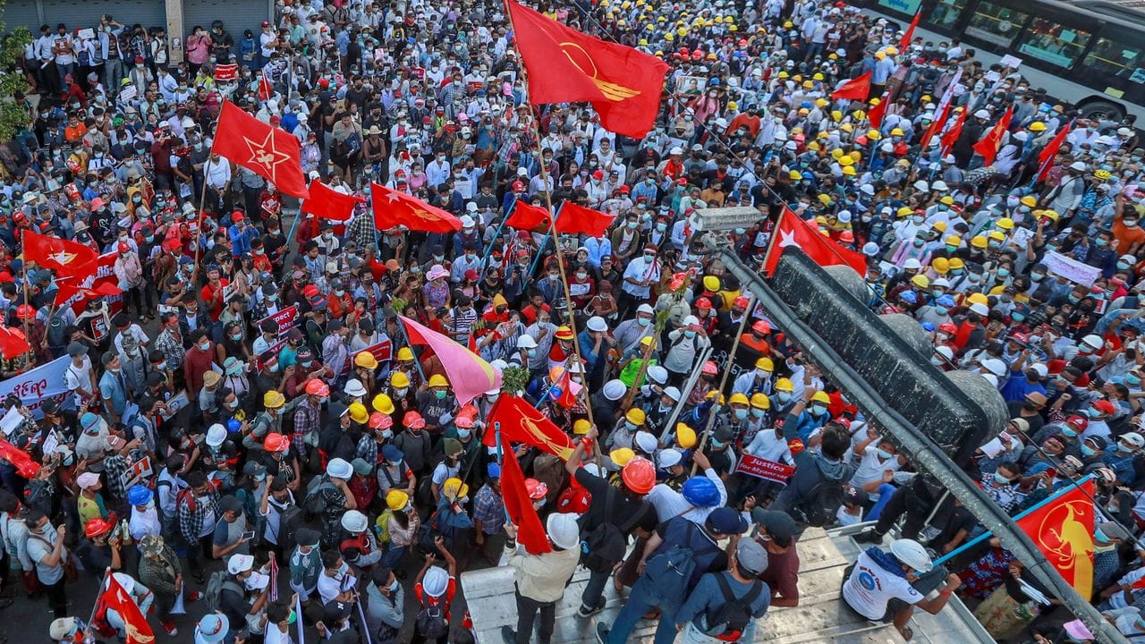 Tausende Demonstranten protestieren in Myanmars größter Stadt Rangun.