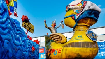 Ein Umzugswagen des Mainzer Carnevals-Vereins mit der 1990 von Zugbaumeister Dieter Wenger geschaffenen Zugente mit Maske in den Farben des Vereins: Kultobjekt der Mainzer Fastnacht.