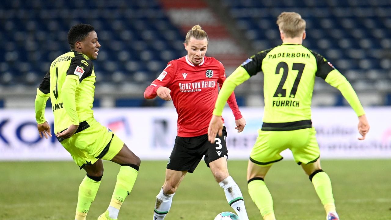 Niklas Hult (M) musste sich mit Hannover mit einem Punkt gegen Paderborn zufrieden geben.