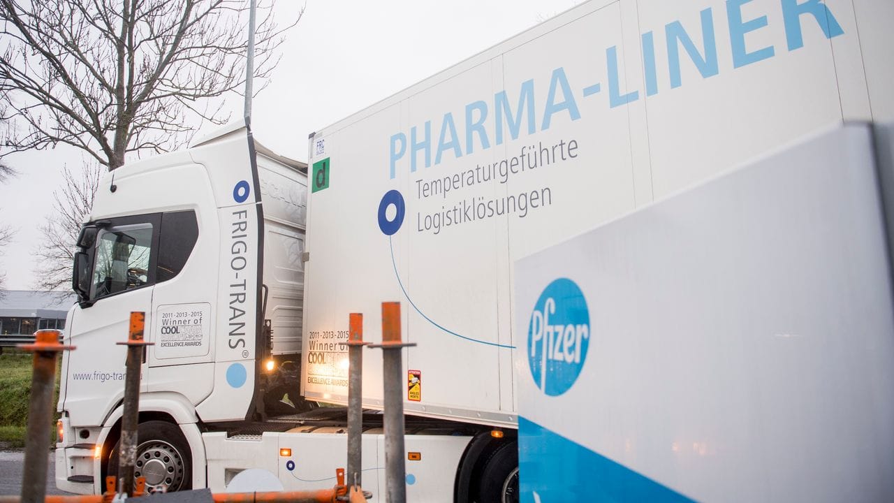 Ein deutscher LKW von Pharma-Liner fährt in der Pfizer-Produktionsstätte im belgischen Puurs ein, in welcher der Corona-Impfstoff von Biontech/Pfizer produziert wird.