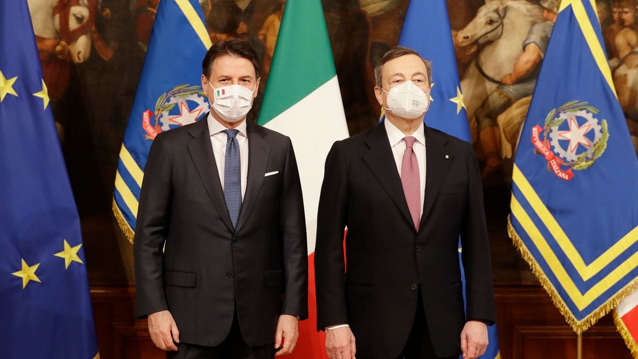 Giuseppe Conte, ehemaliger Ministerpräsident von Italien, übergibt sein Amt an Mario Draghi.