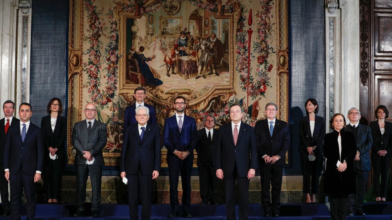 Das neue Kabinett von italiens Ministerpräsident Mario Draghi setzt sich aus Politikern von linken wie rechten Parteien und aus Experten zusammen.