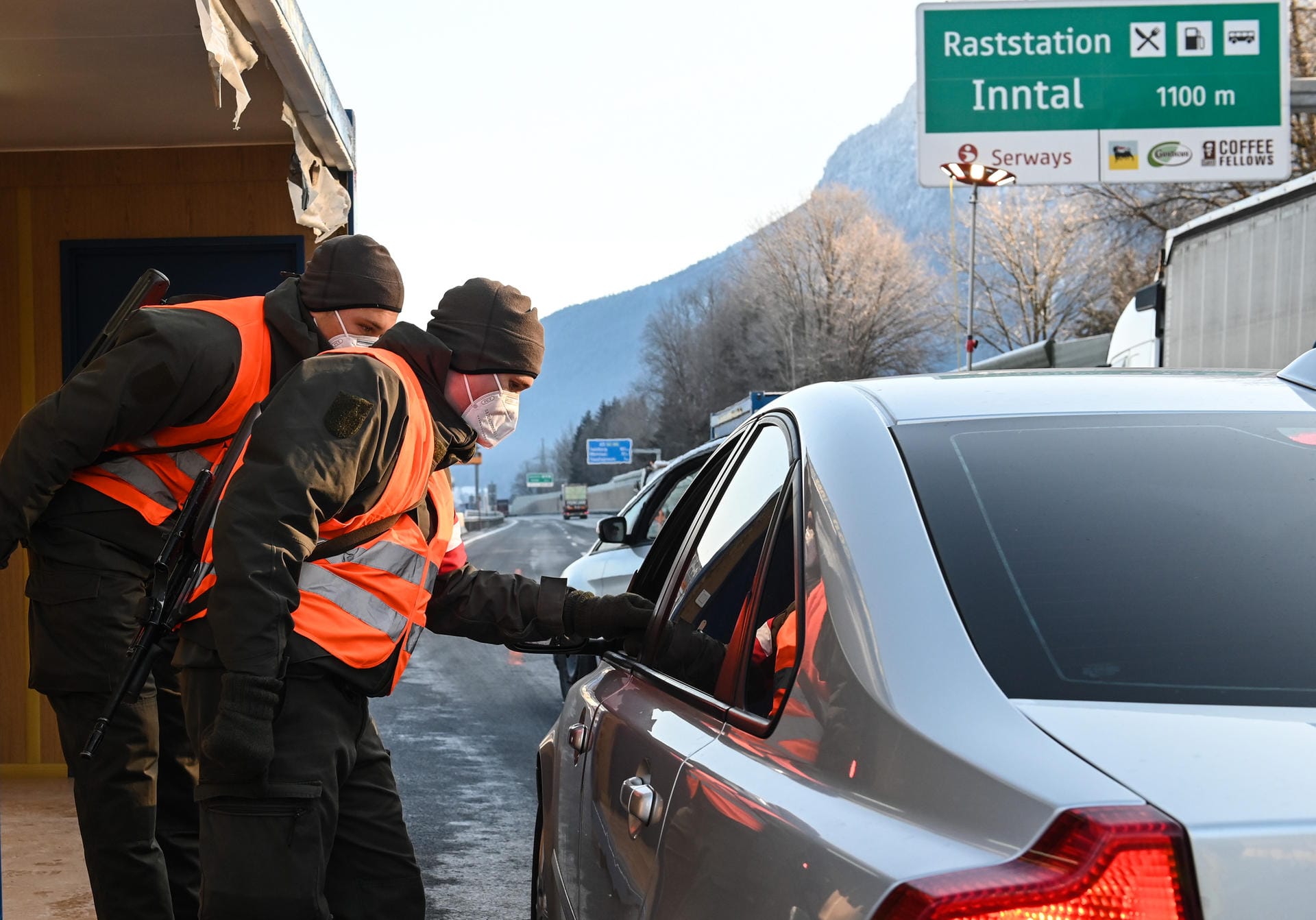Polizisten kontrollieren einen Autofahrer bei der Ausreise aus Tirol an der Grenze zu Deutschland bei Kufstein.