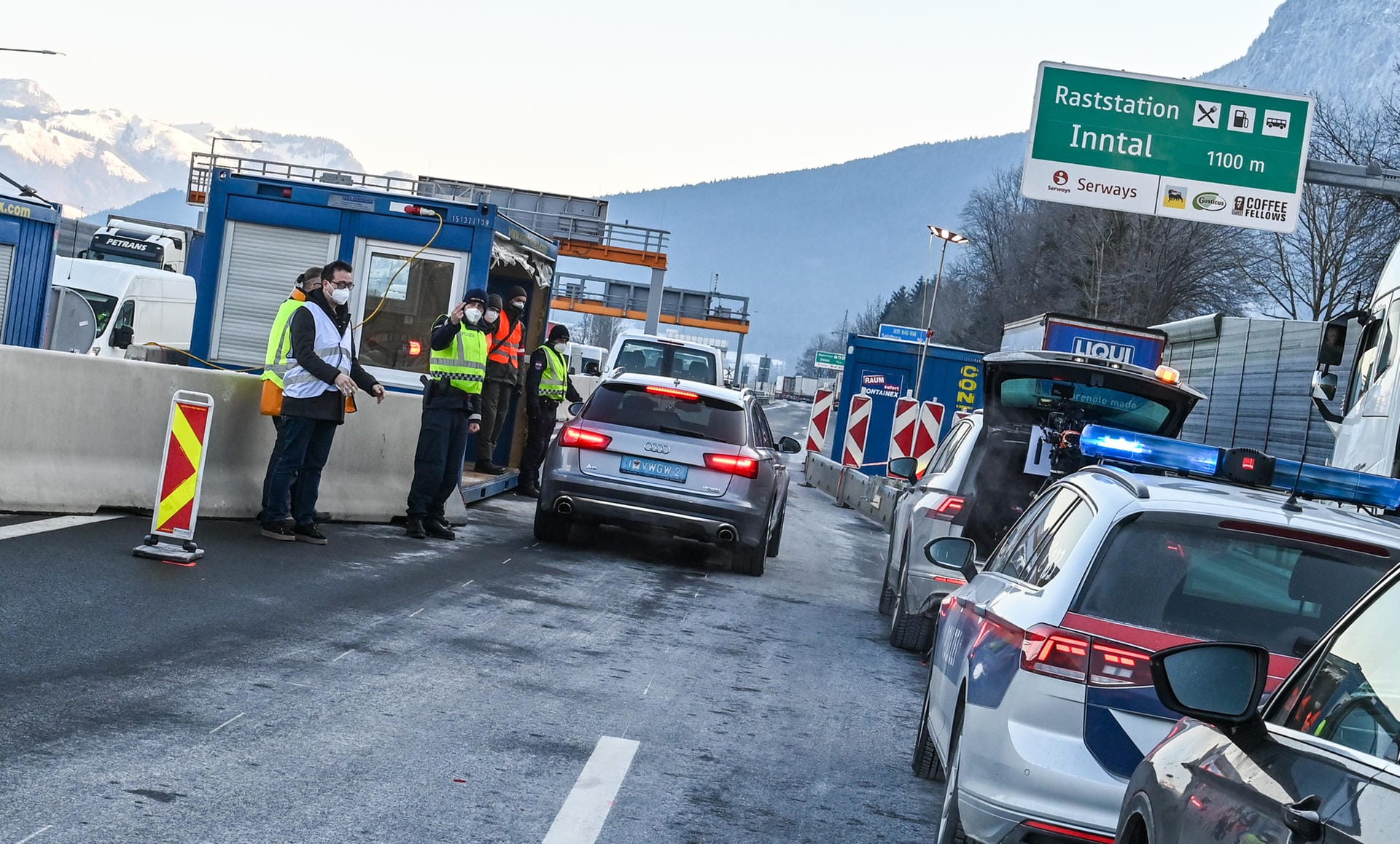 Ein Polizist gibt ein Zeichen, während er mit Kollegen bei Kufstein in Österreich an der Grenze zu Deutschland Ausreisekontrollen bei Autofahrern durchführt.