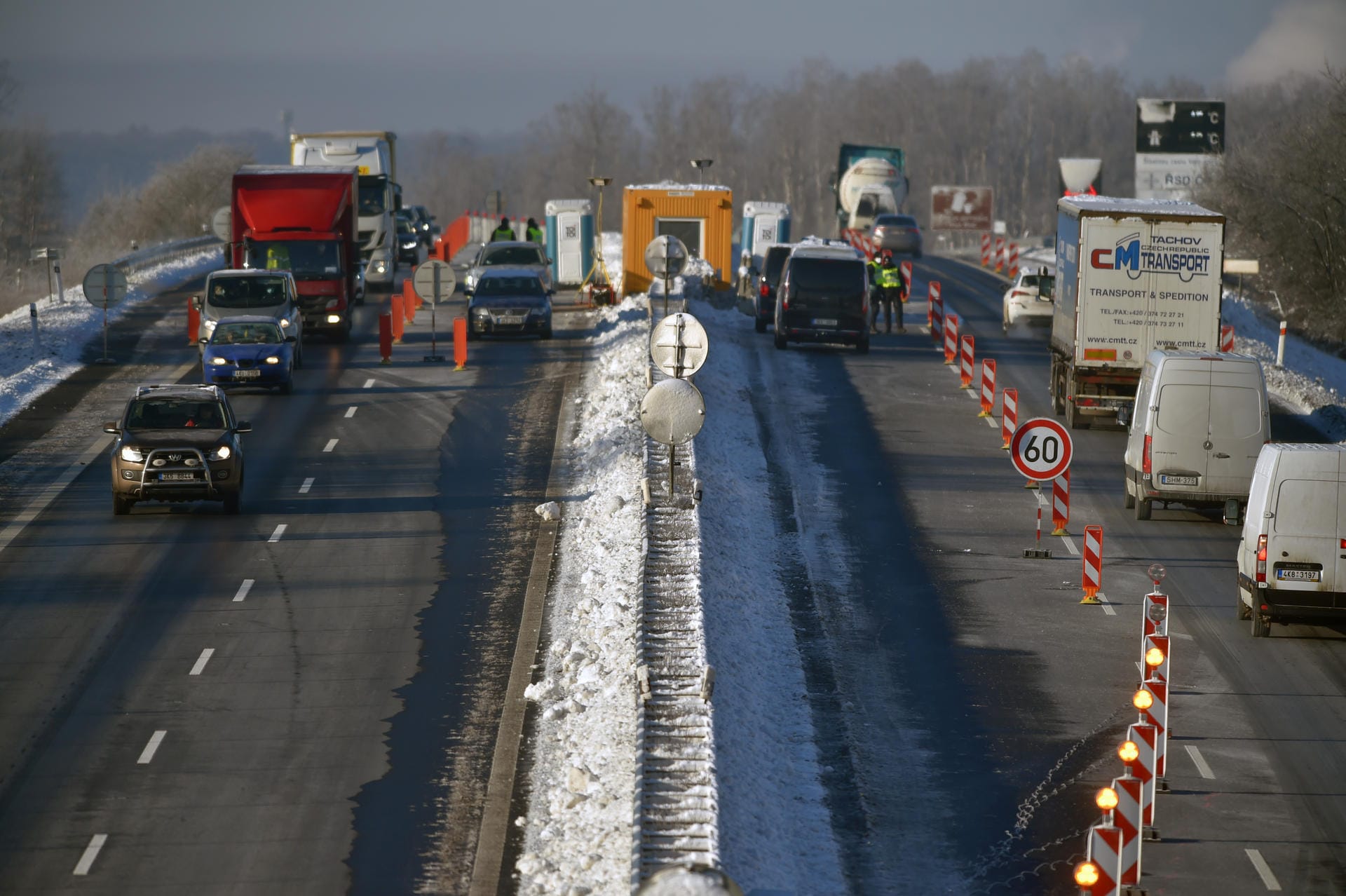 Die Polizei hat die Autobahn D6 in der Nähe von Hory an der Grenze des Bezirks Sokolov (Falkenau) zum Bezirk Karlsbad verengt, um Kontrollen durchzuführen.