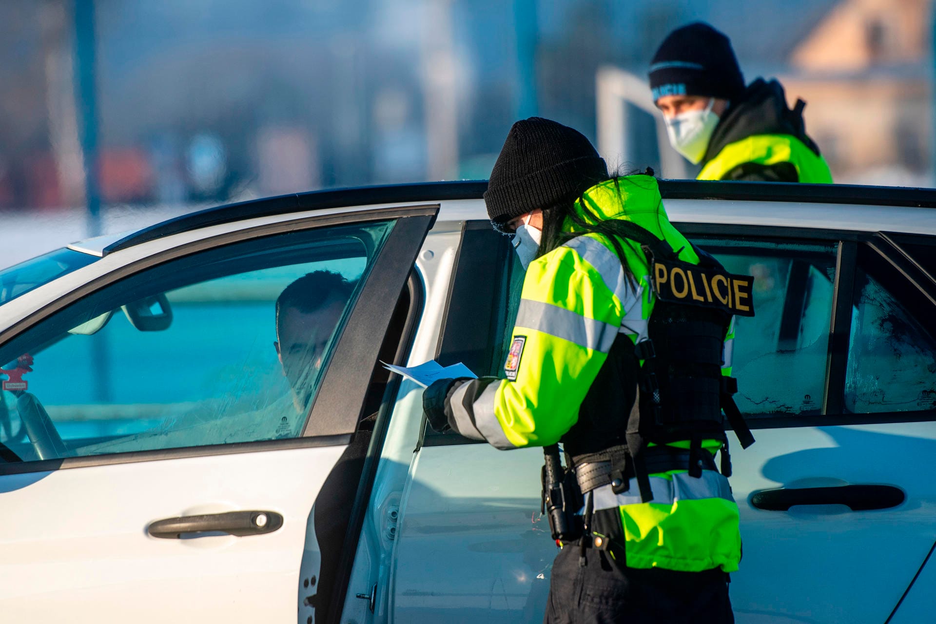 Eine Polizistin kontrolliert einen Autofahrer an der Grenze des Bezirks Trutnov (Trautenau) nach Nachod.