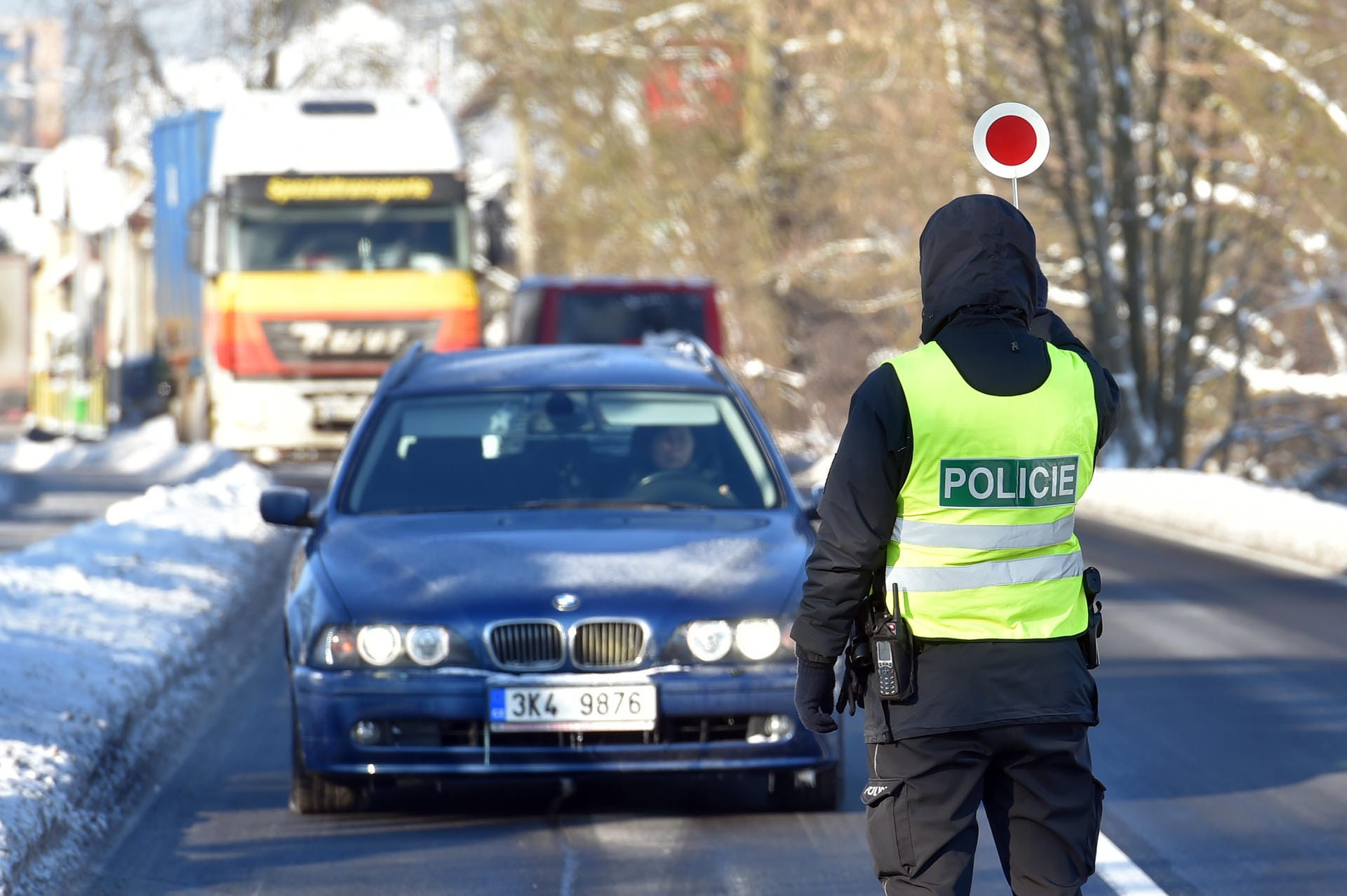 Ein Polizist stoppt Autofahrer für eine Kontrolle an der Grenze des Bezirks Sokolov (Falkenau) zum Bezirk Karlsbad.