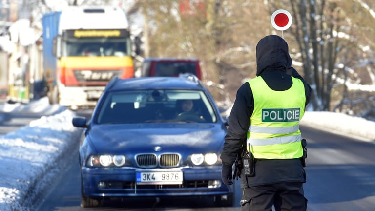 Ein Polizist stoppt Autofahrer für eine Kontrolle an der Grenze des Bezirks Sokolov (Falkenau) zum Bezirk Karlsbad.
