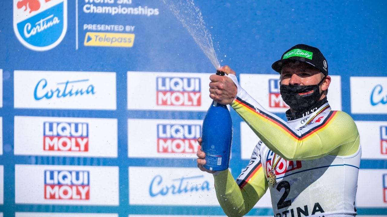 Ski-Ass Andreas Sander feiert seine WM-Silbermedaille mit Champagner.