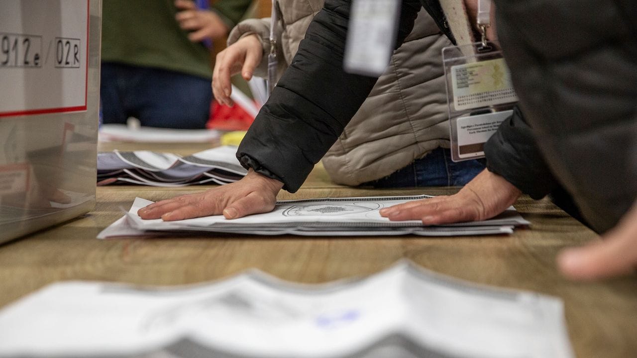 Mitarbeiter der Wahlkommission zählen die abgegebenen Stimmen nach Schließung der Wahllokale.
