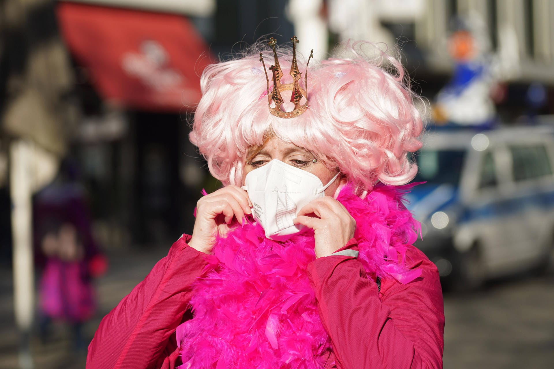Eine rosarote Prinzessin: Das Kostümtragen ist trotz Pandemie nicht verboten.
