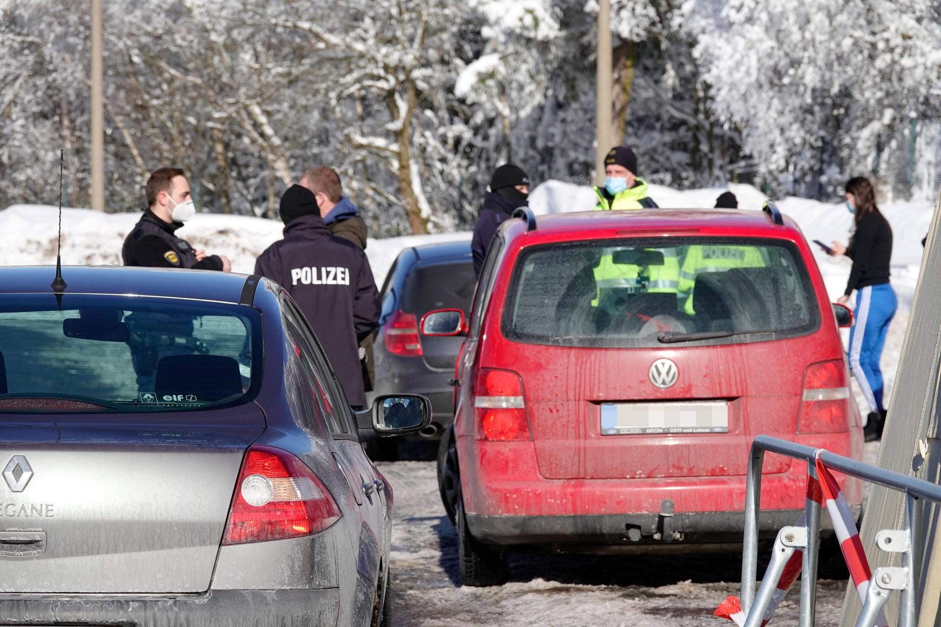 Ein Polizist spricht mit Autofahrern an der Grenze zwischen Sachsen und Tschechien.