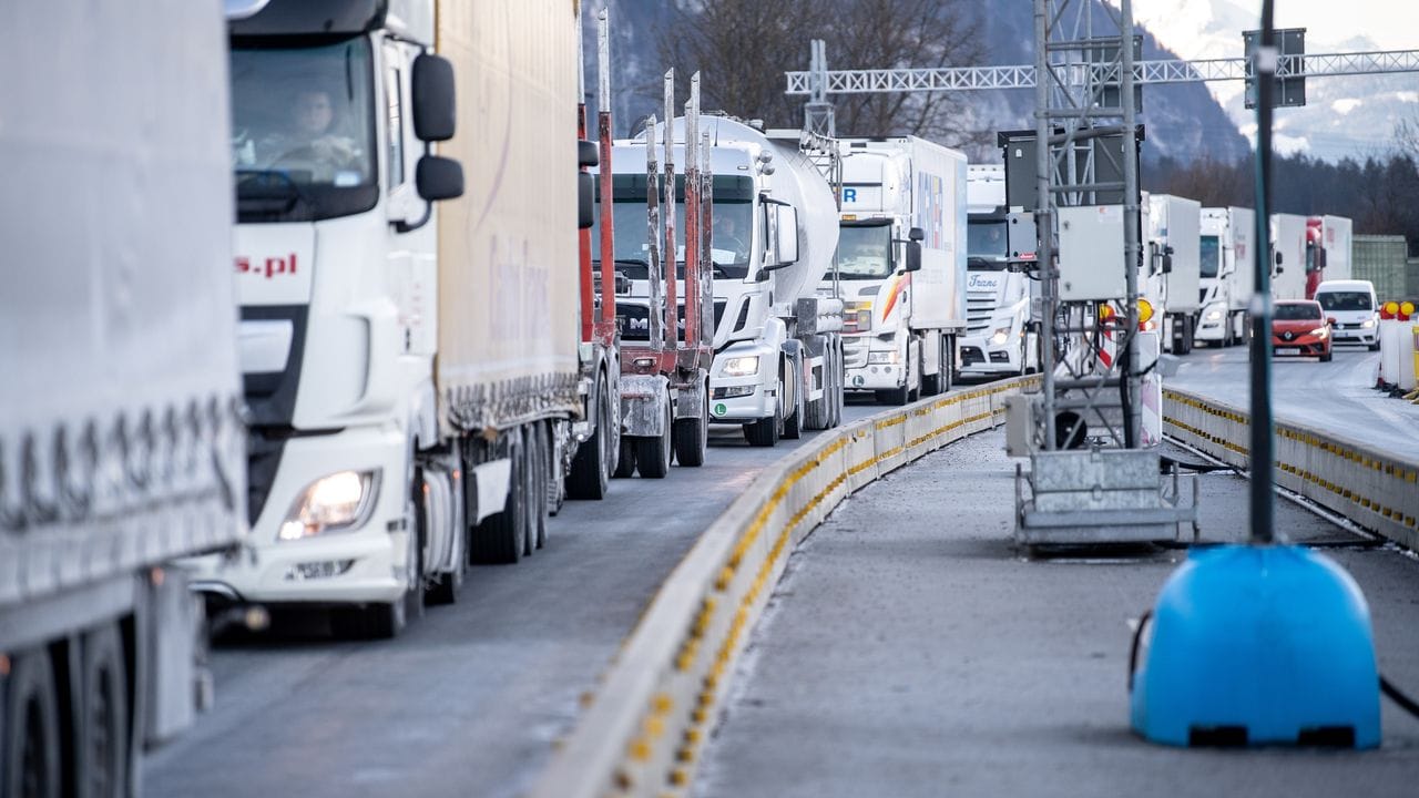 Ein Rückstau aus Lastkraftwagen hat sich am deutsch-österreichischen Grenzübergang bei Kiefersfelden gebildet.
