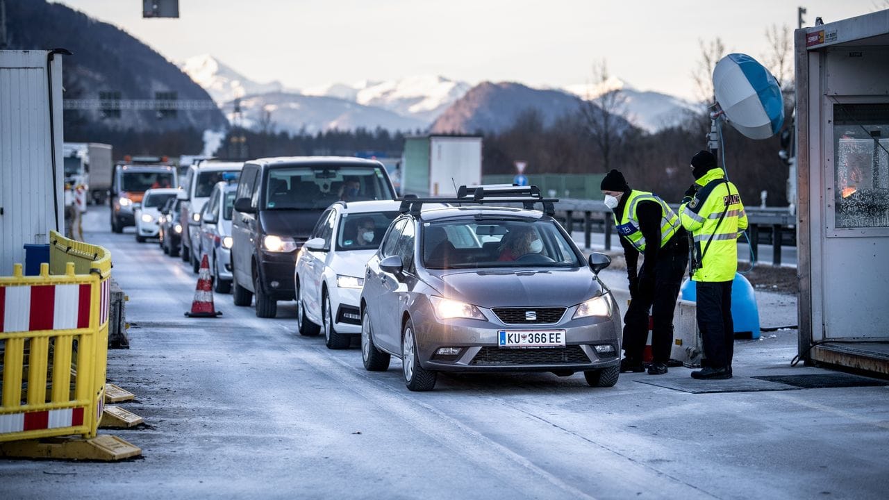 Bundespolizisten kontrollieren die Dokumente von aus Österreich kommenden Autofahrern an der Autobahn A93 bei Kiefersfelden in Richtung Deutschland.
