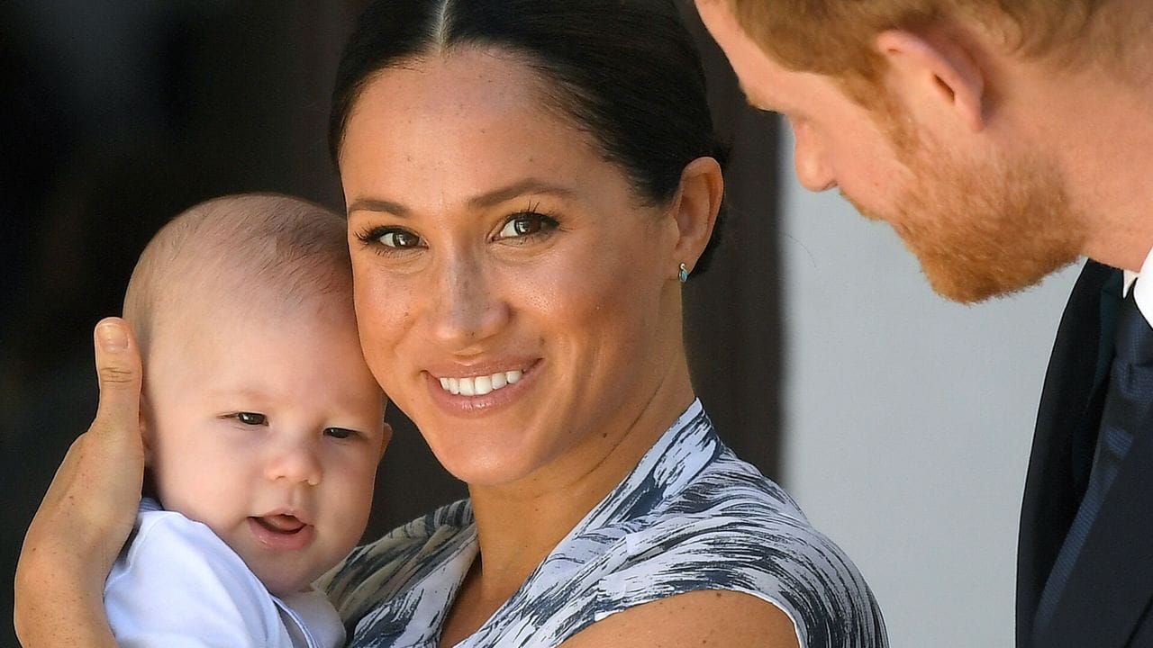 Bald zu viert: Prinz Harry (r), Herzogin Meghan und ihr kleiner Sohn Archie (l).
