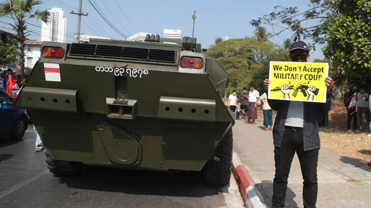 "Wir akzeptieren den Militärputsch nicht" steht auf dem Schild, das ein Anti-Regierungsdemonstrant in Rangun hochhält.