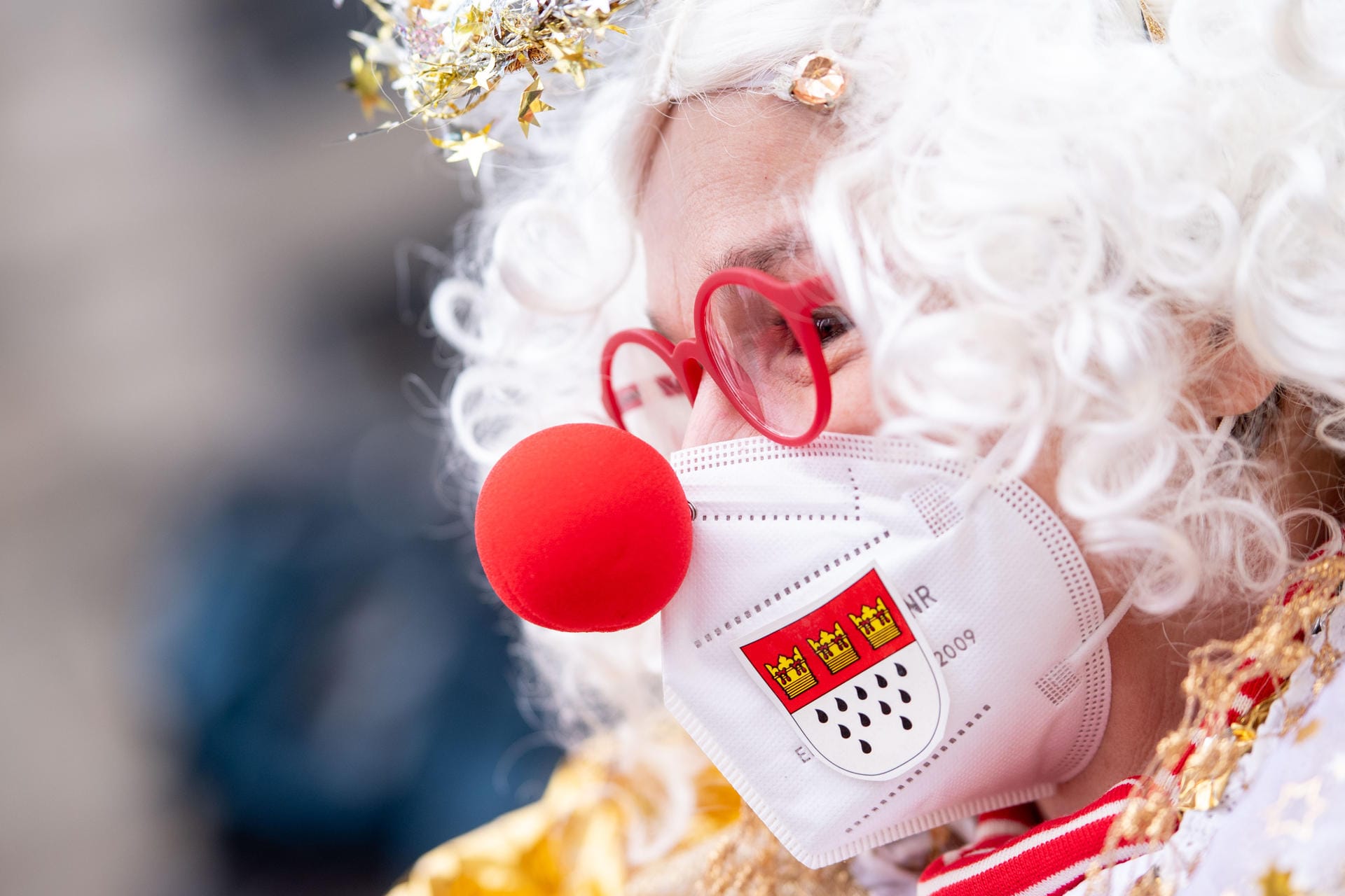 Eine Jeckin am Rosenmontag mit Clownsnase auf der FFP2-Maske. Improvisiert und unter Einhaltung der Corona-Regeln lässt sich doch ein bisschen Karneval feiern.