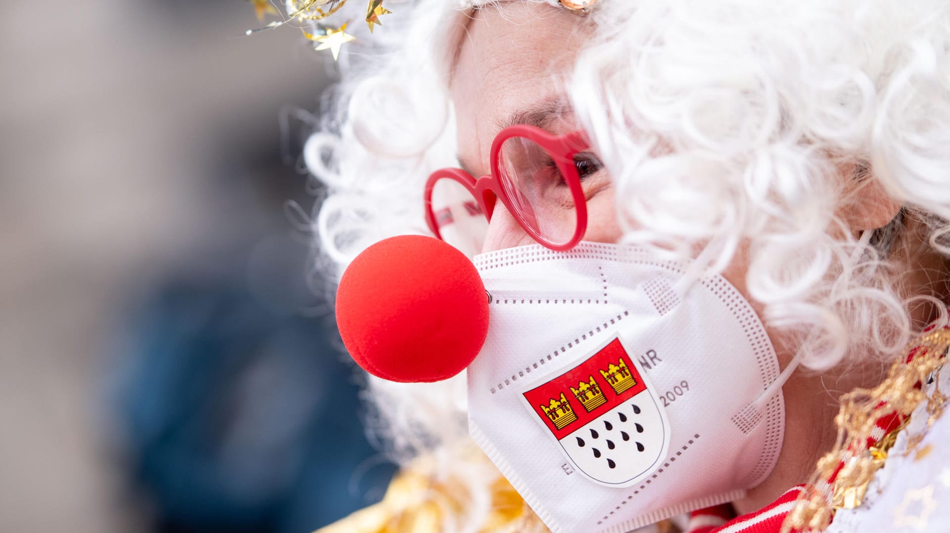 Eine Jeckin am Rosenmontag mit Clownsnase auf der FFP2-Maske. Improvisiert und unter Einhaltung der Corona-Regeln lässt sich doch ein bisschen Karneval feiern.
