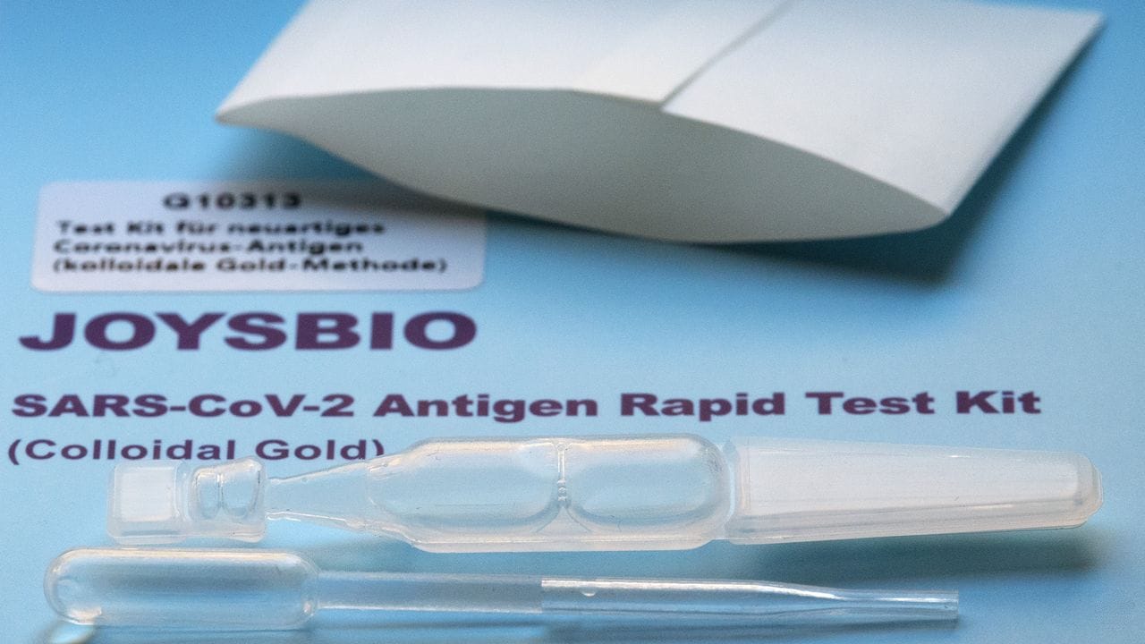 Ein Corona-Schnelltest-Kit wird beim Besuch von Ministerin Giffey präsentiert. Ein Corona-Schnelltest-Kit wird beim Besuch von Ministerin Giffey präsentiert.