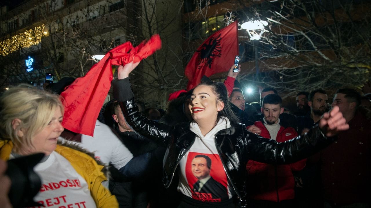 Unterstützer der linken Reformbewegung Vetevendosje freuen sich in Pristina über deren Sieg bei der Parlamentswahl.