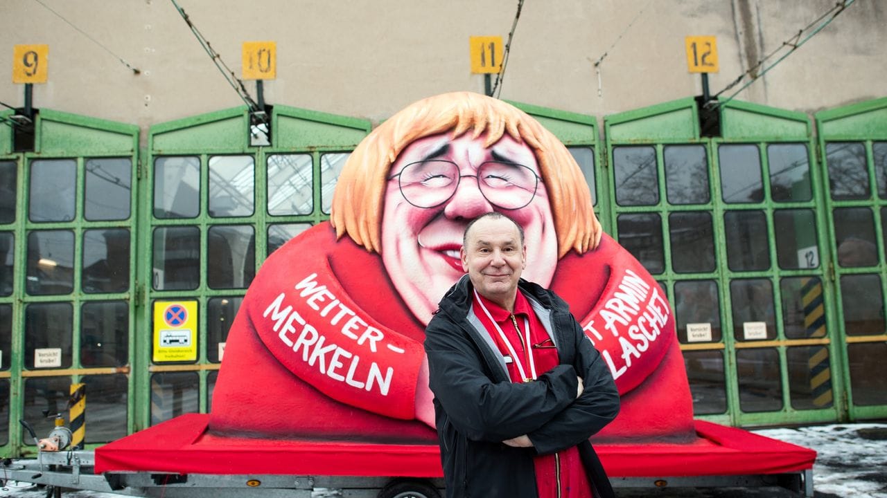 "Armin Merkel": Jacques Tilly vor einem seiner Motto-Wagen.