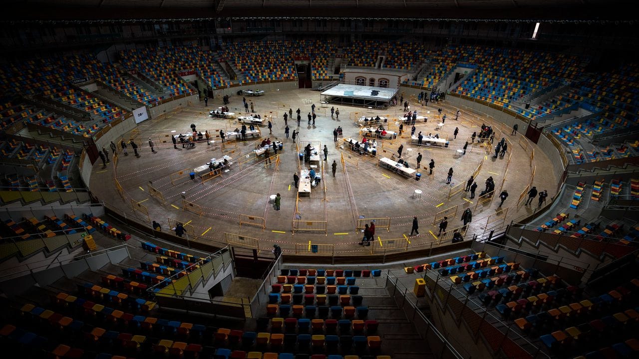 In einer ehemaligen Stierkampfarena in Tarragona konnten die Wähler ihre Stimme abgeben.