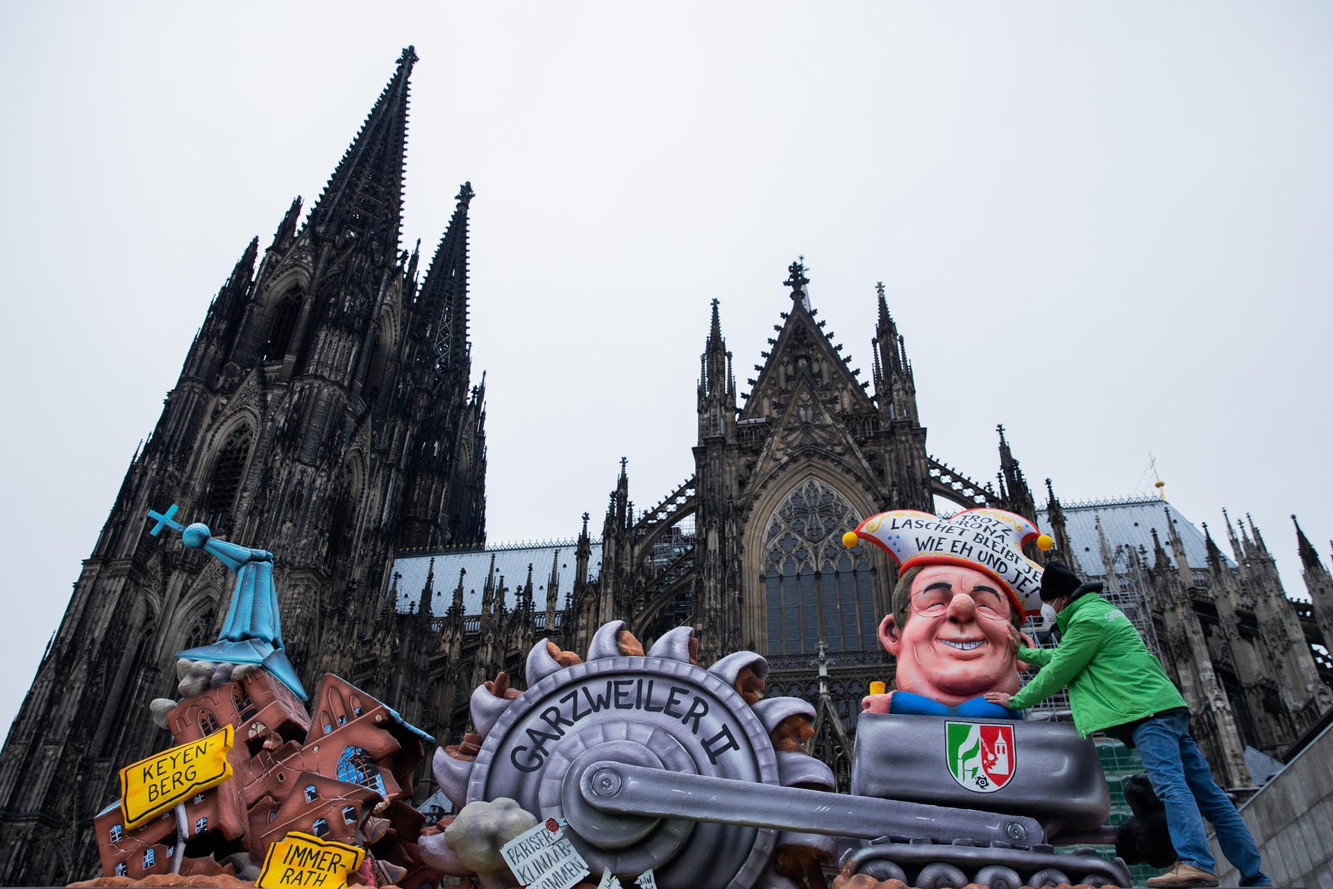 Ein Karnevalswagen, der die Kirche des Dorfes Keyenberg, einen Braunkohlebagger und eine Karikatur des nordrhein-westfälischen Ministerpräsidenten und Parteivorsitzenden der CDU, Armin Laschet zeigt, steht auf dem Roncalliplatz vor dem Dom. Greenpeace protestiert mit dem Karnevalswagen des Düsseldorfer Wagenbauers Jacques Tilly gegen die Klimapolitik von Laschet.