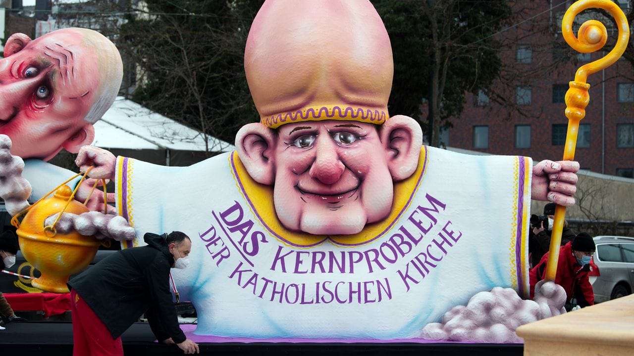 Kirchenkritischer Motto-Wagen mit einer Bischofsfigur im arg abgespeckten Düsseldorfer Karneval.