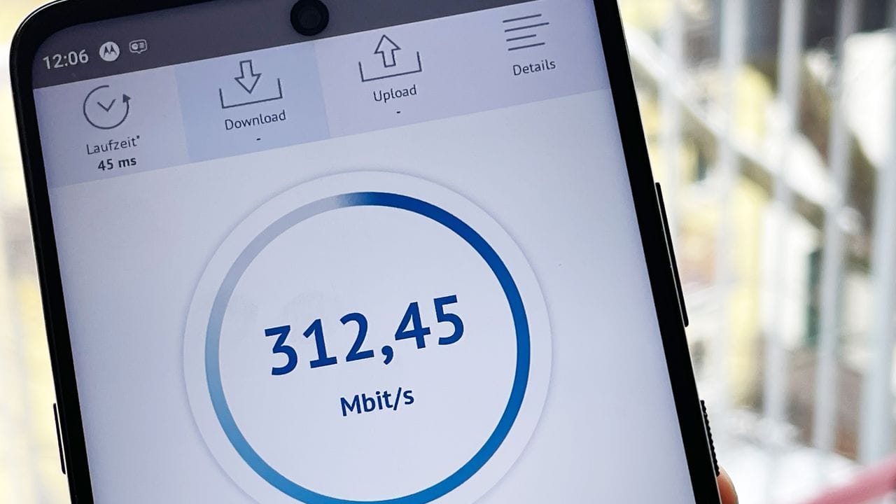 5G-fähige Smartphones gibt es schon ab knapp 230 Euro, wie hier das Moto X 5G von Motorola.