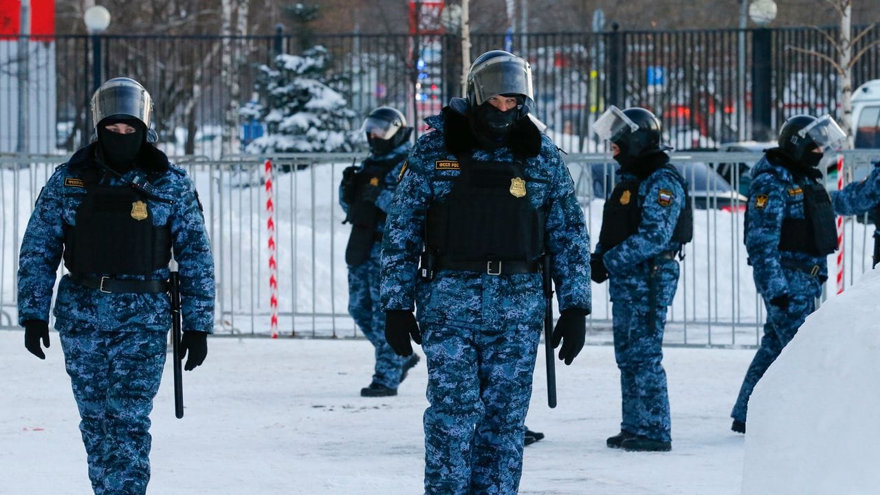 Justizvollzugsbeamte vor dem Bezirksgericht Babuschkinskij in Moskau.