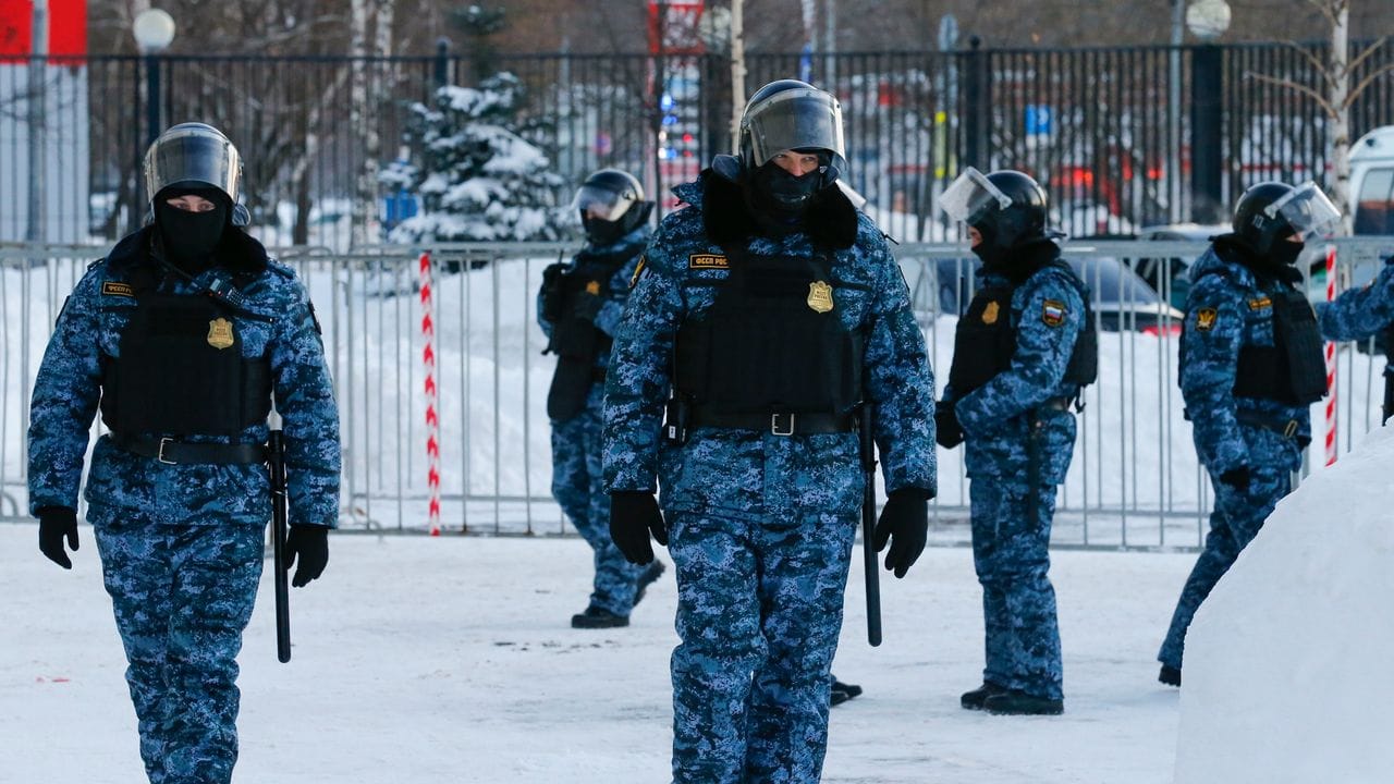Justizvollzugsbeamte vor dem Bezirksgericht Babuschkinskij in Moskau. Justizvollzugsbeamte vor dem Bezirksgericht Babuschkinskij in Moskau.