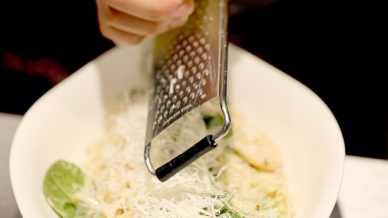 Zu Pasta-Gerichten ist ein italienischer Käse wie Parmesan als Topping die perfekte Wahl.