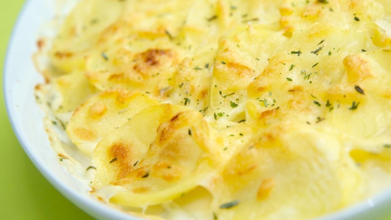 Zum Gratinieren eines Kartoffelauflaufs eignen sich Gouda, Bergkäse oder Käse mit Zutaten wie Kräutern, Nüssen und Gewürzen.