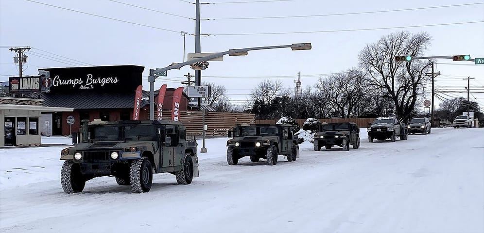 Militärfahrzeuge der texanischen Nationalgarde bringen Bürger in Abilene in Wärmezentren: Millionen Texaner sind ohne Strom zuhause.