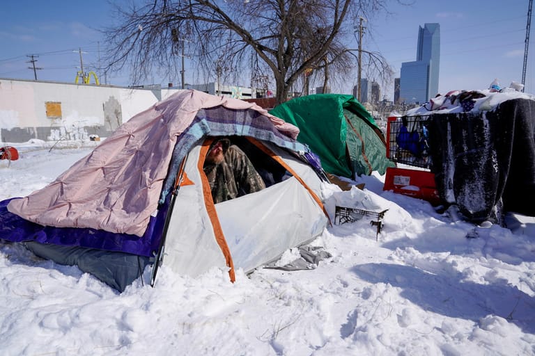 Dieser Obdachlose in Oklahoma City hat den rekordtiefen Temperaturen nur wenig entgegenzusetzen: In Texas sind bereits zwei Obdachlose erfroren.