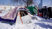 Dieser Obdachlose in Oklahoma City hat den rekordtiefen Temperaturen nur wenig entgegenzusetzen: In Texas sind bereits zwei Obdachlose erfroren.