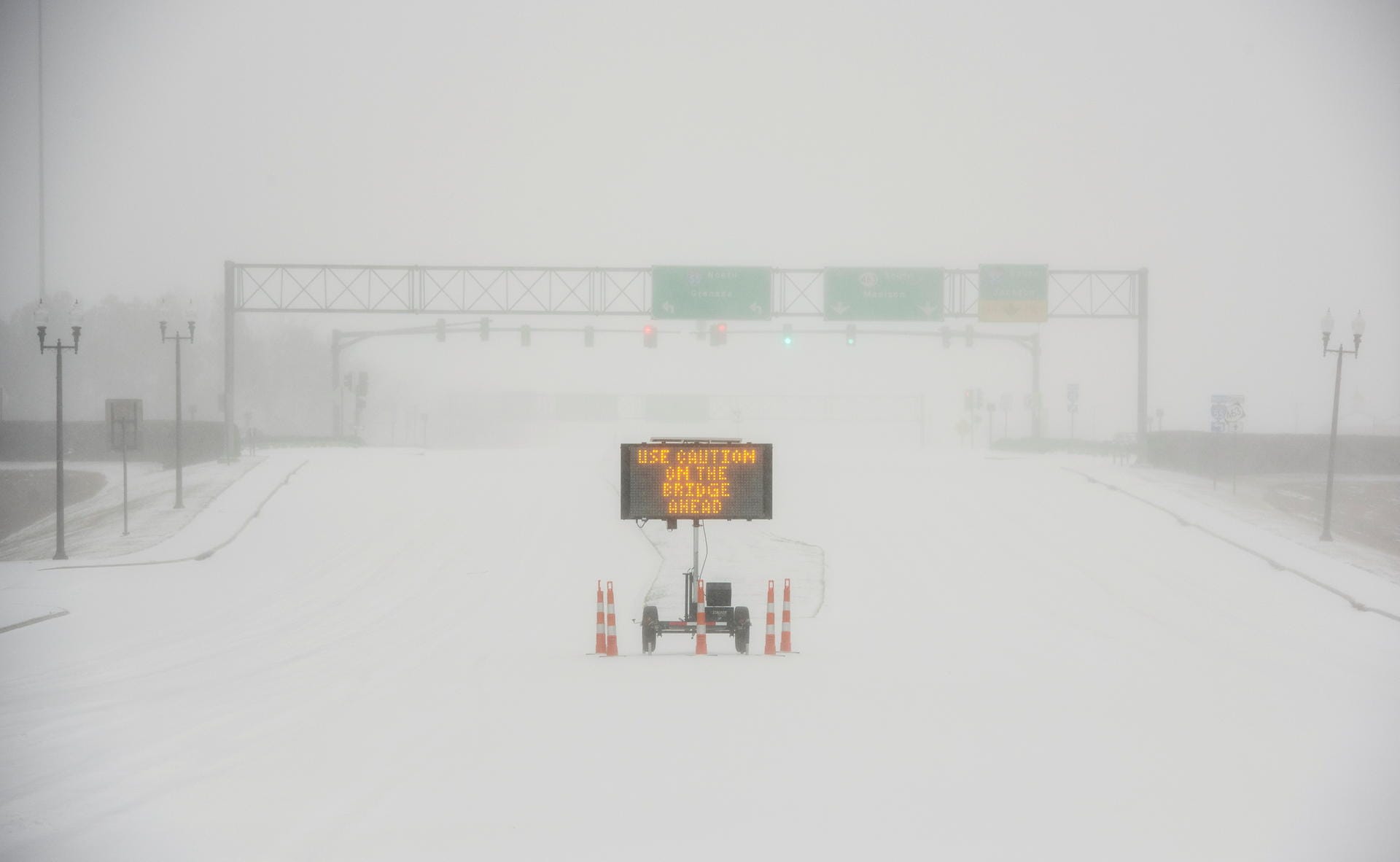 Ein Schild warnt Autofahrer vor überfrierender Glätte auf dem Highway in Madison, Mississippi: Die Kälte hat immer wieder zu schweren Unfällen geführt, ...