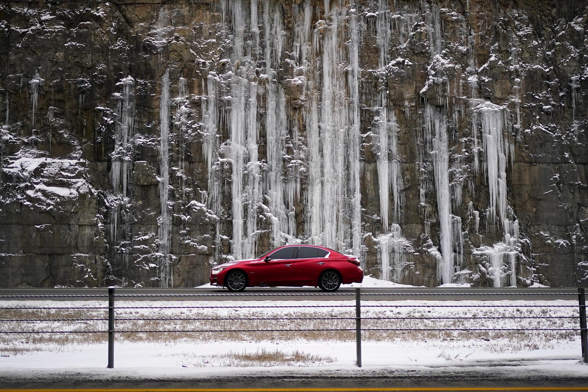Ein Auto fährt auf der Interstate 71 in Louisville, Kentucky an einer zugefrorenen Gesteinsformation vorbei: Ein Wintersturm hat eisige Kälte und viel Schnee in die USA gebracht.