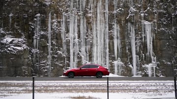 Ein Auto fährt auf der Interstate 71 in Louisville, Kentucky an einer zugefrorenen Gesteinsformation vorbei: Ein Wintersturm hat eisige Kälte und viel Schnee in die USA gebracht.
