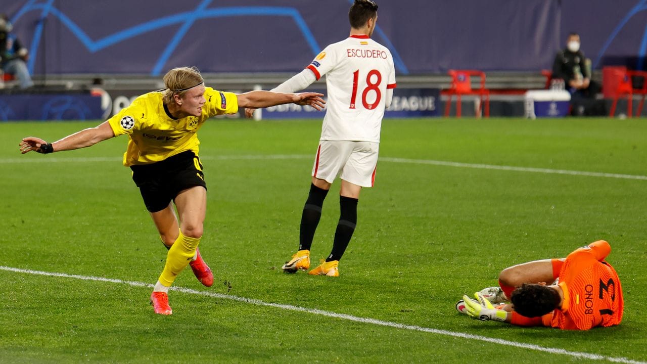 BVB-Torjäger Erling Haaland (l) stellte wenige Minuten nach dem Ausgleich für die Dortmunder Führung. BVB-Torjäger Erling Haaland (l) stellte wenige Minuten nach dem Ausgleich für die Dortmunder Führung.